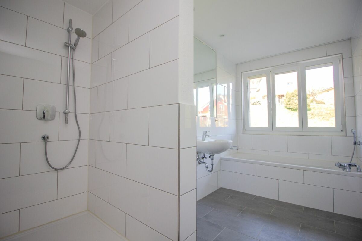 Helles Badezimmer mit Badewanne und Dusche