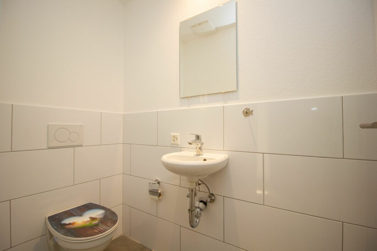 Gäste-WC mit Wand-WC und Handwaschbecken