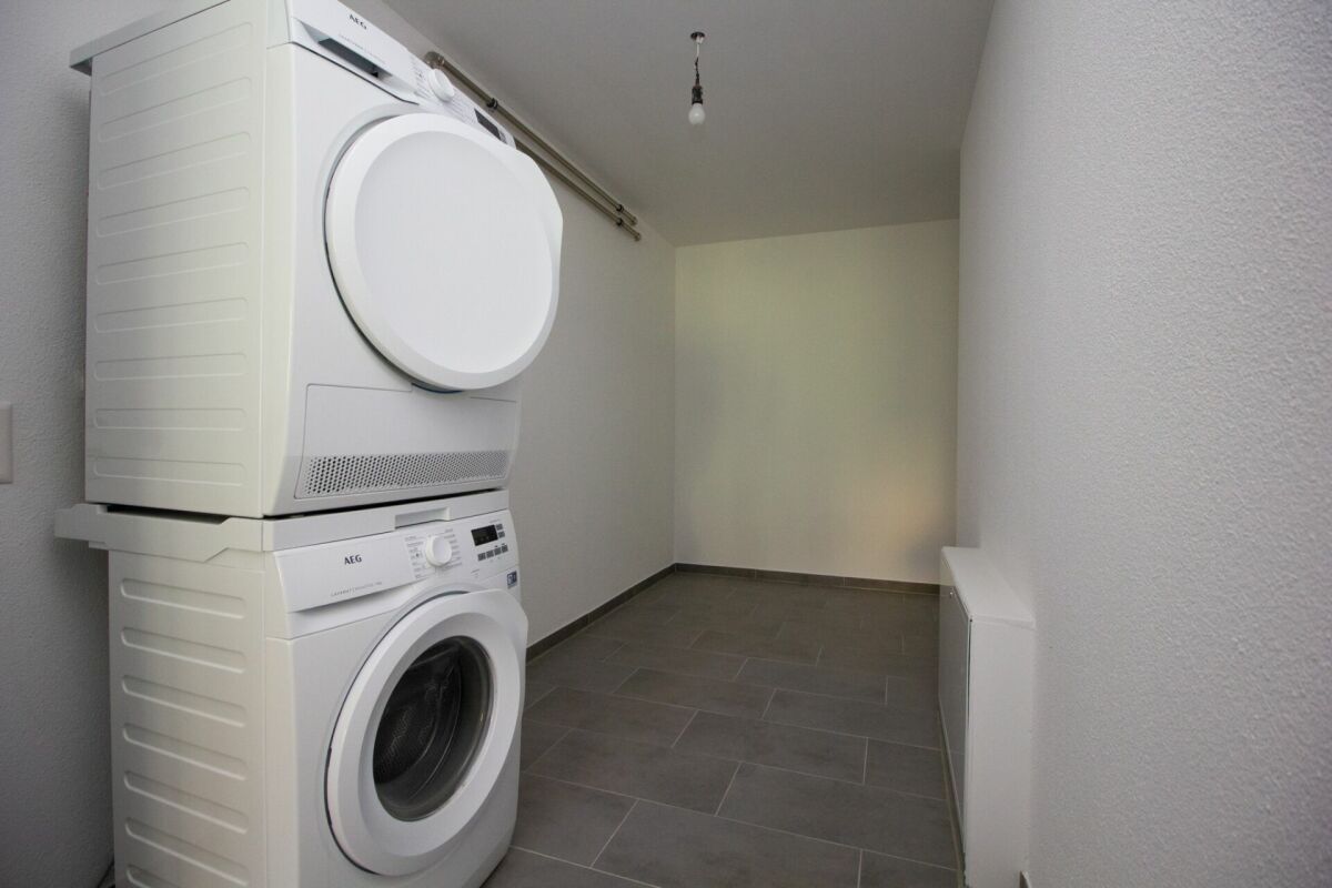 Hauswirtschaftsraum mit Waschmaschine und Trockner