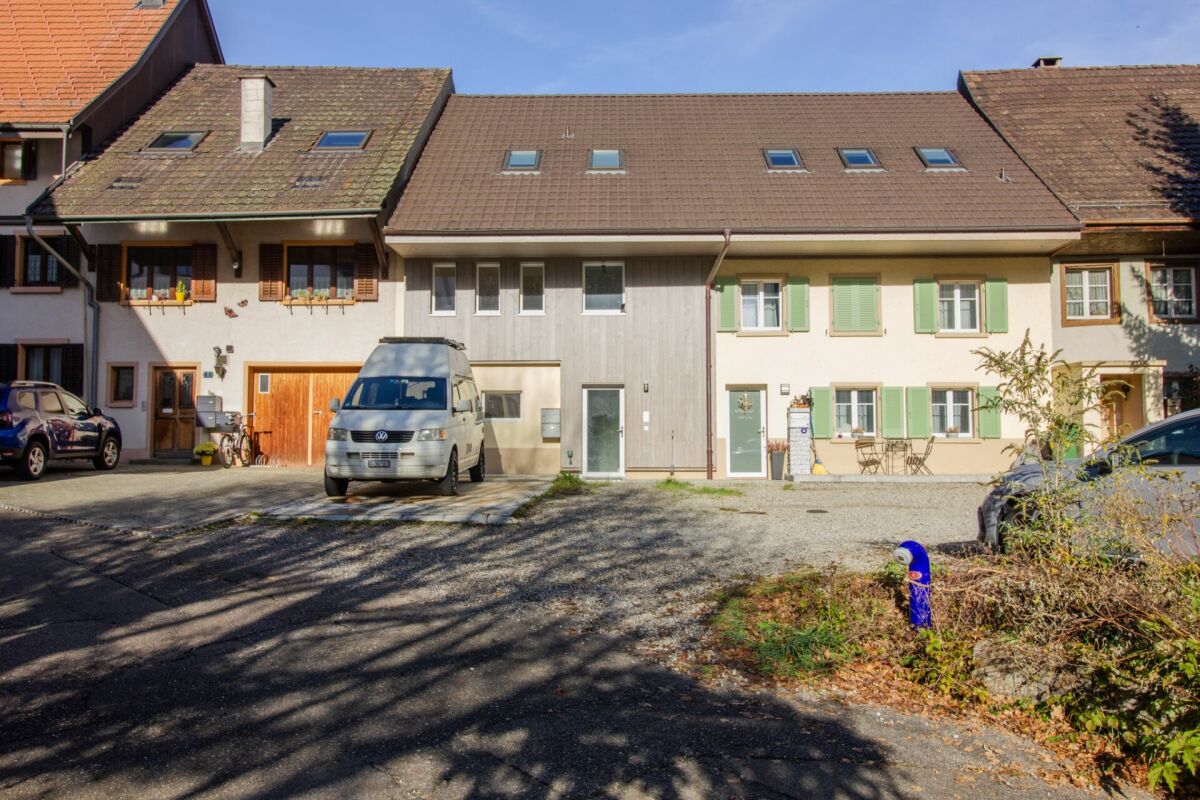 Außenansicht eines Wohngebäudes mit Hof