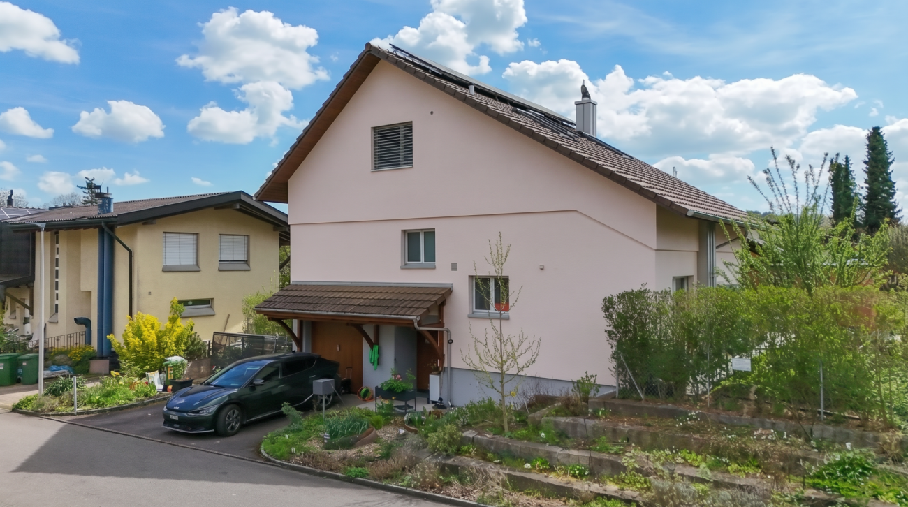 Freistehendes Einfamilienhaus mit Garten und Carport