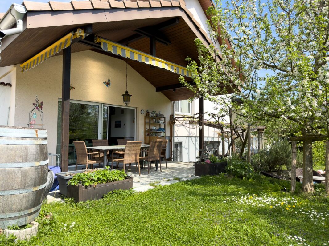 Überdachte Terrasse mit Gartenmöbeln