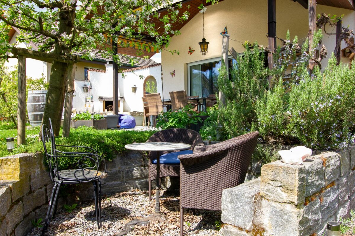 Gemütliche Terrasse mit Gartenmöbeln