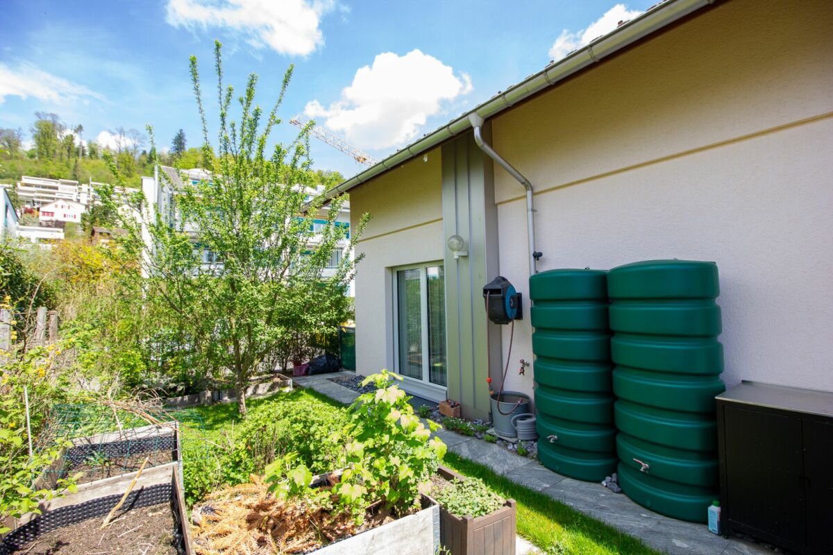 Gartenansicht mit Regenwassertanks