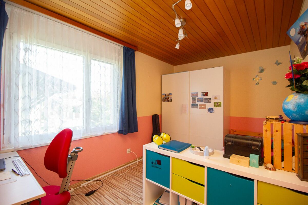 Kinderzimmer mit Schreibtisch und Stauraum