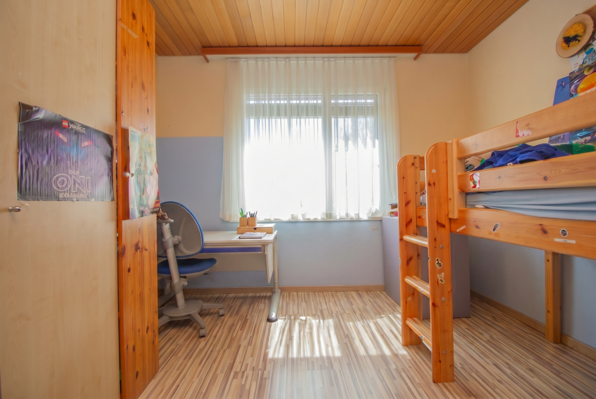 Kinderzimmer mit Etagenbett und Schreibtisch