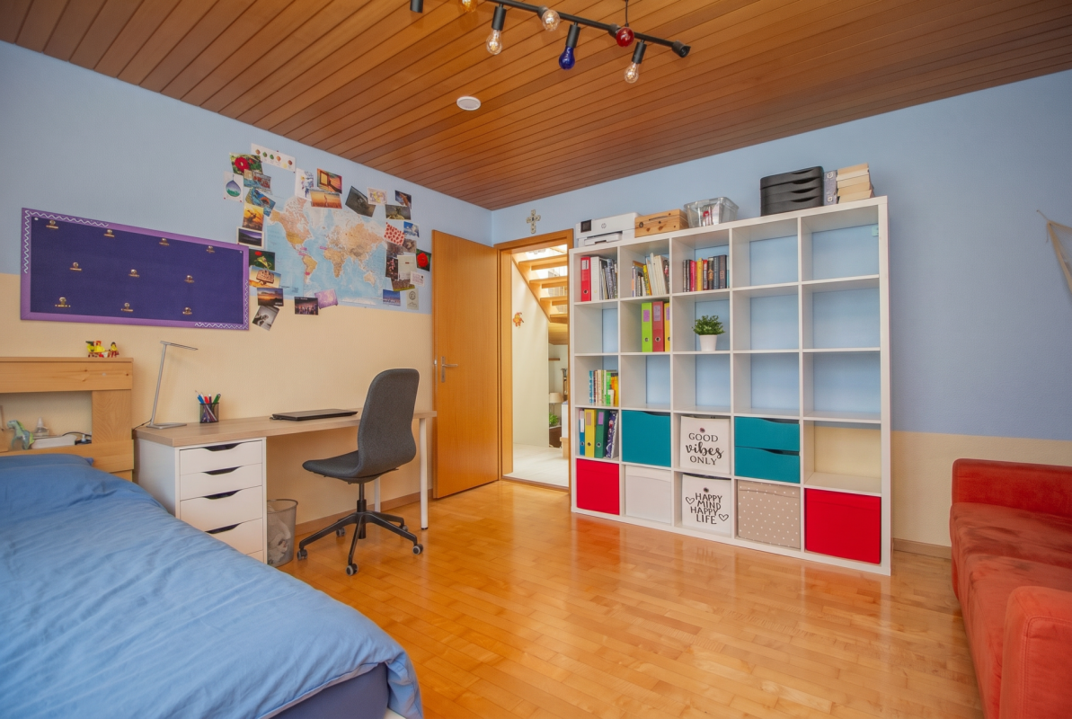 Jugendzimmer mit Arbeitsbereich