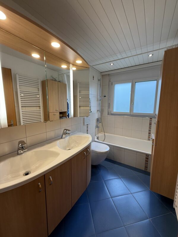 Helles Badezimmer mit Badewanne und Doppelwaschtisch