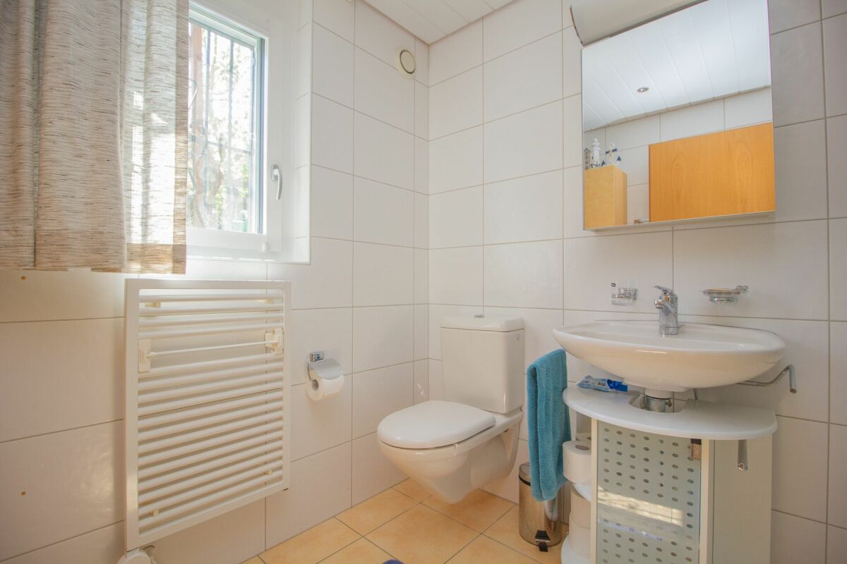 Helles Badezimmer mit Toilette und Waschplatz