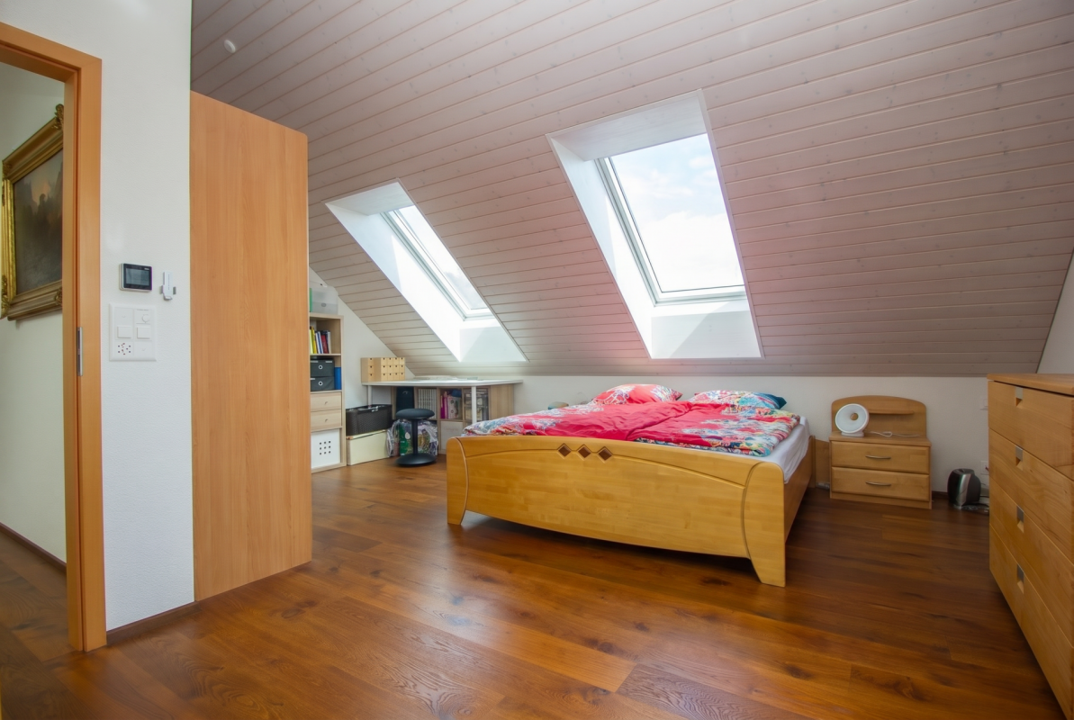 Dachgeschoss-Schlafzimmer mit Dachfenstern