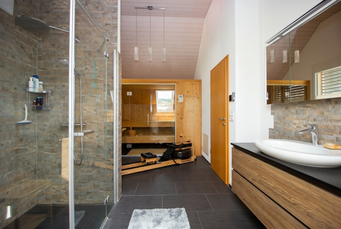 Modernes Badezimmer mit integrierter Sauna