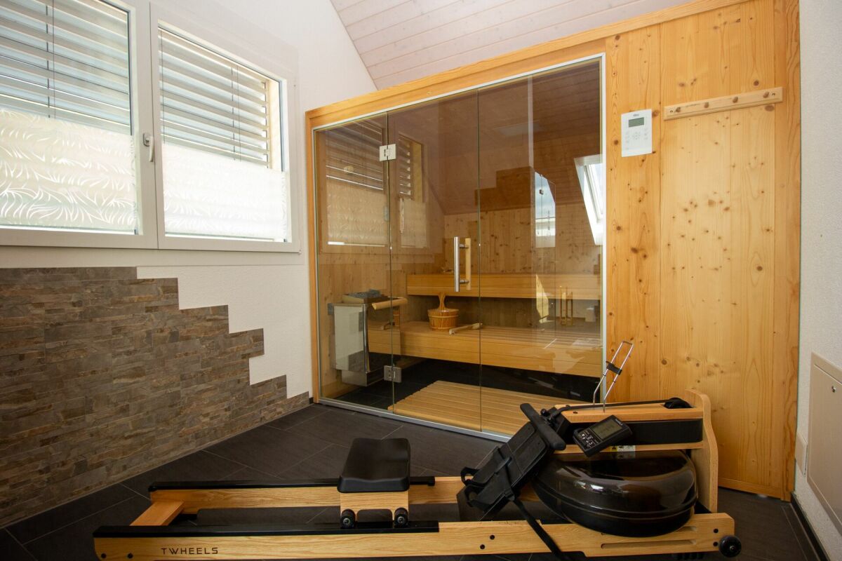 Saunaraum mit Fitnessgerät