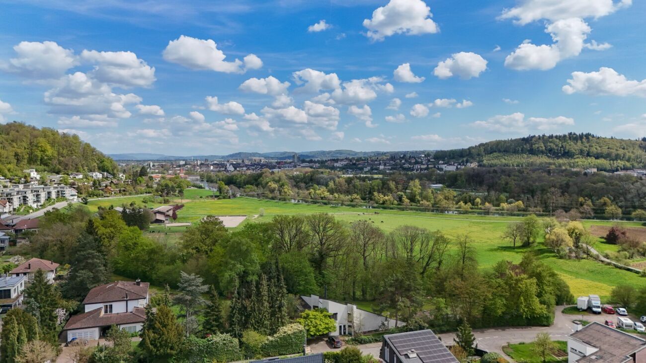 Weitblick über grüne Landschaft und Stadt