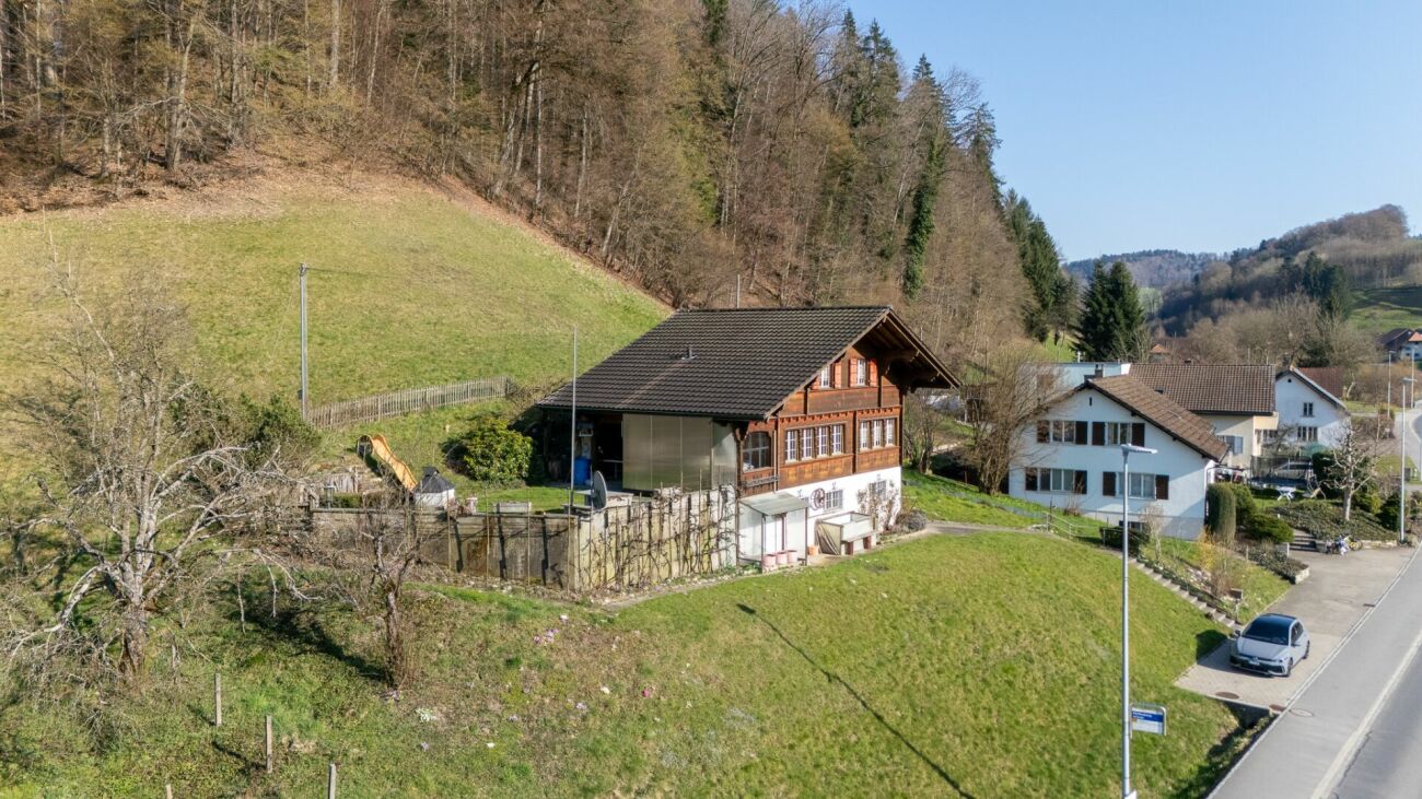 Ländliches Wohnhaus in Hanglage