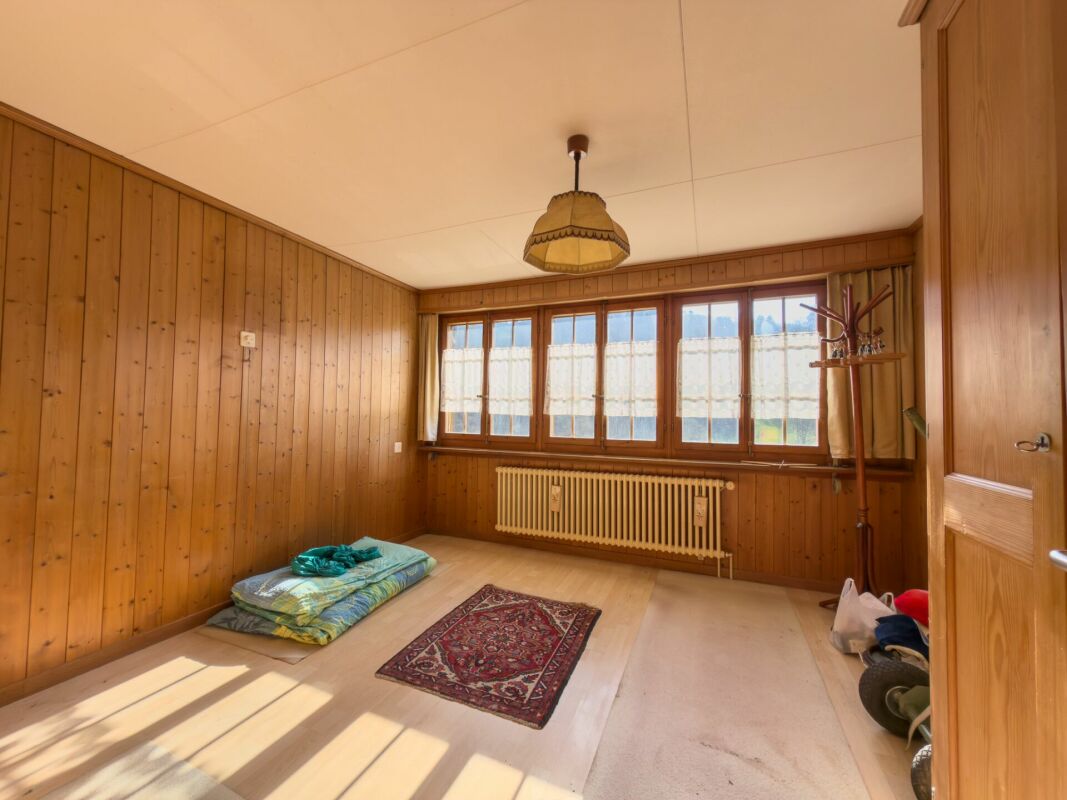 Holzvertäfeltes Schlafzimmer mit Fensterfront