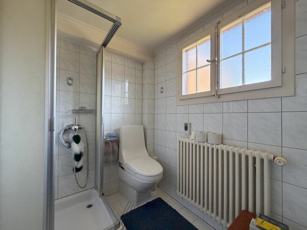 Kleines Badezimmer mit Dusche und WC