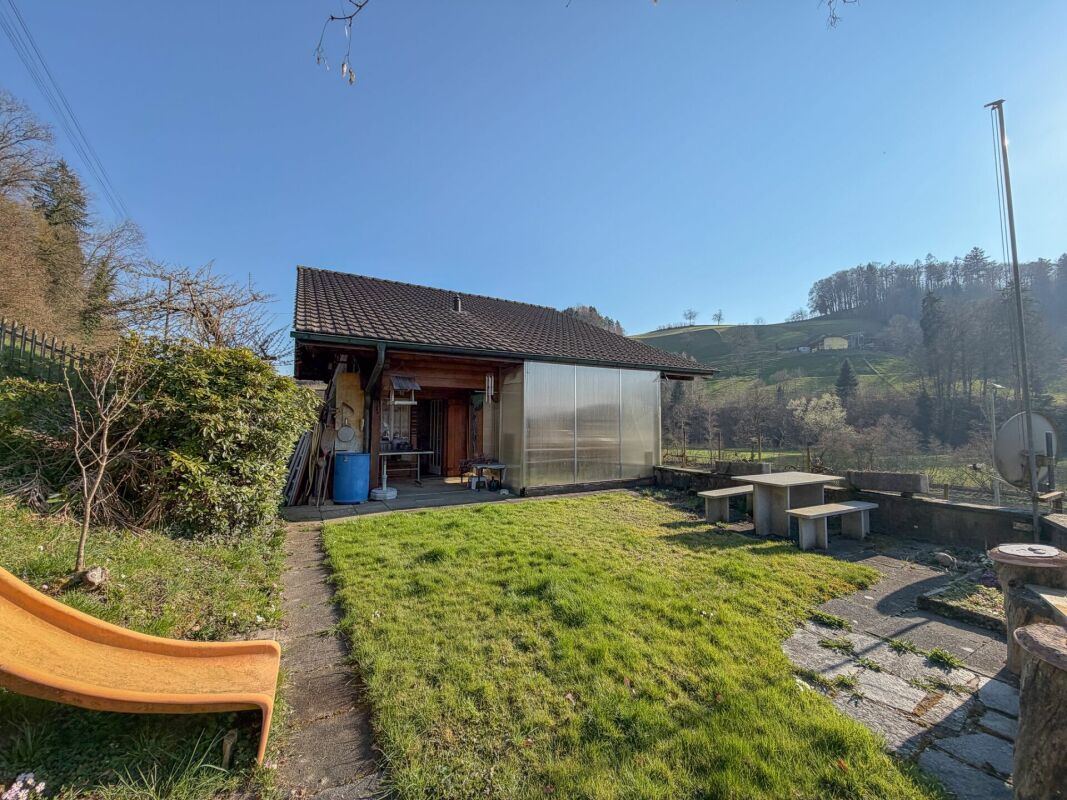Ländliches Haus mit Garten und Sitzplatz
