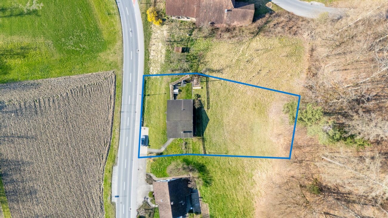 Luftaufnahme eines Grundstücks mit Wohnhaus