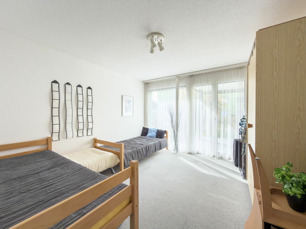 Helles Schlafzimmer mit Einzelbetten