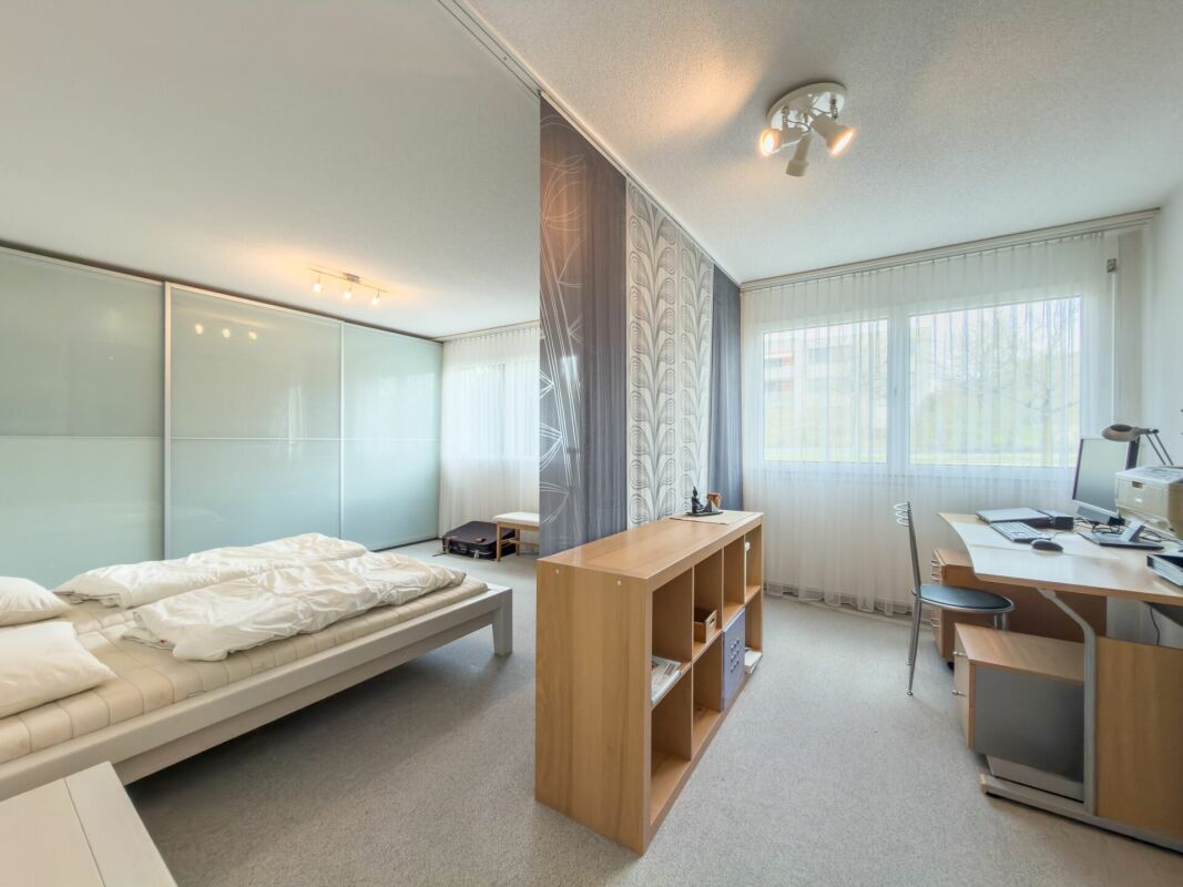 Helles Schlafzimmer mit Arbeitsbereich