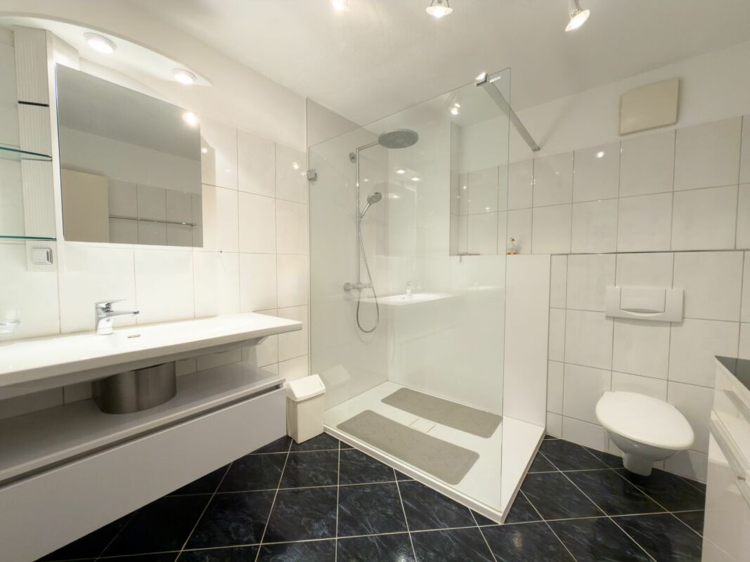 Modernes Badezimmer mit Dusche und Wand-WC