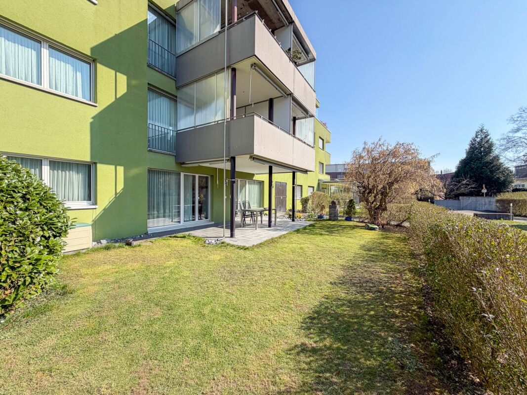 Wohngebäude mit Garten und Balkon