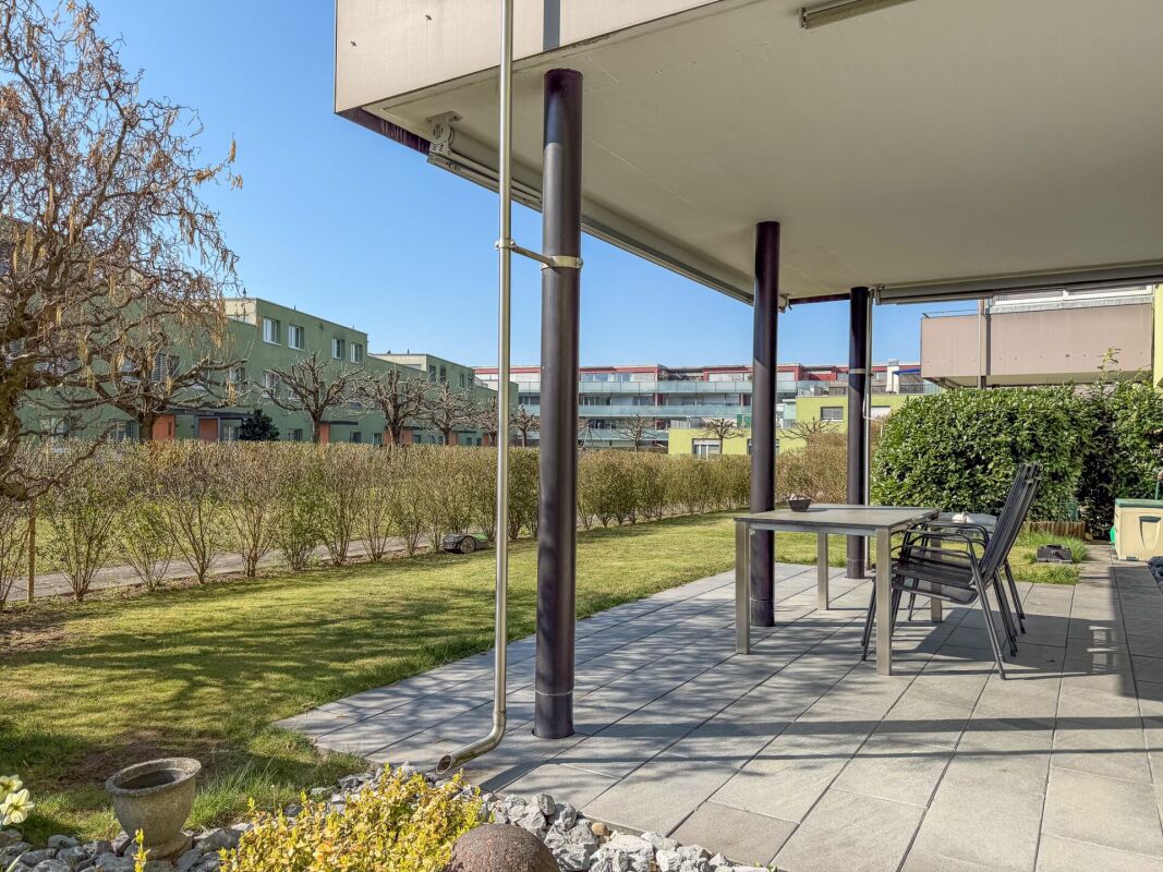 Überdachte Terrasse mit Gartenblick