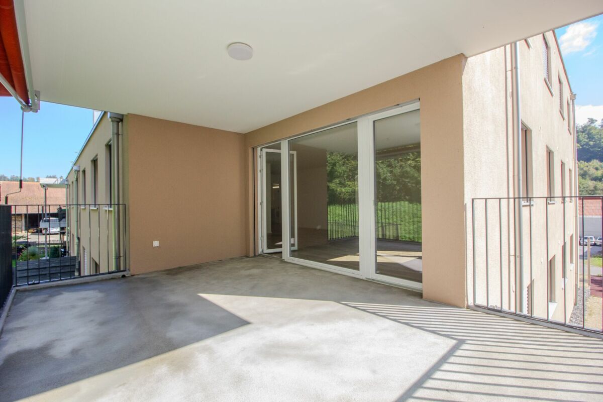 Überdachter Balkon mit Schiebetür