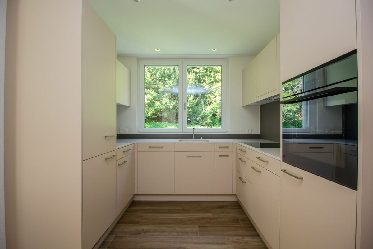 Helle, moderne Küche mit Fensterblick