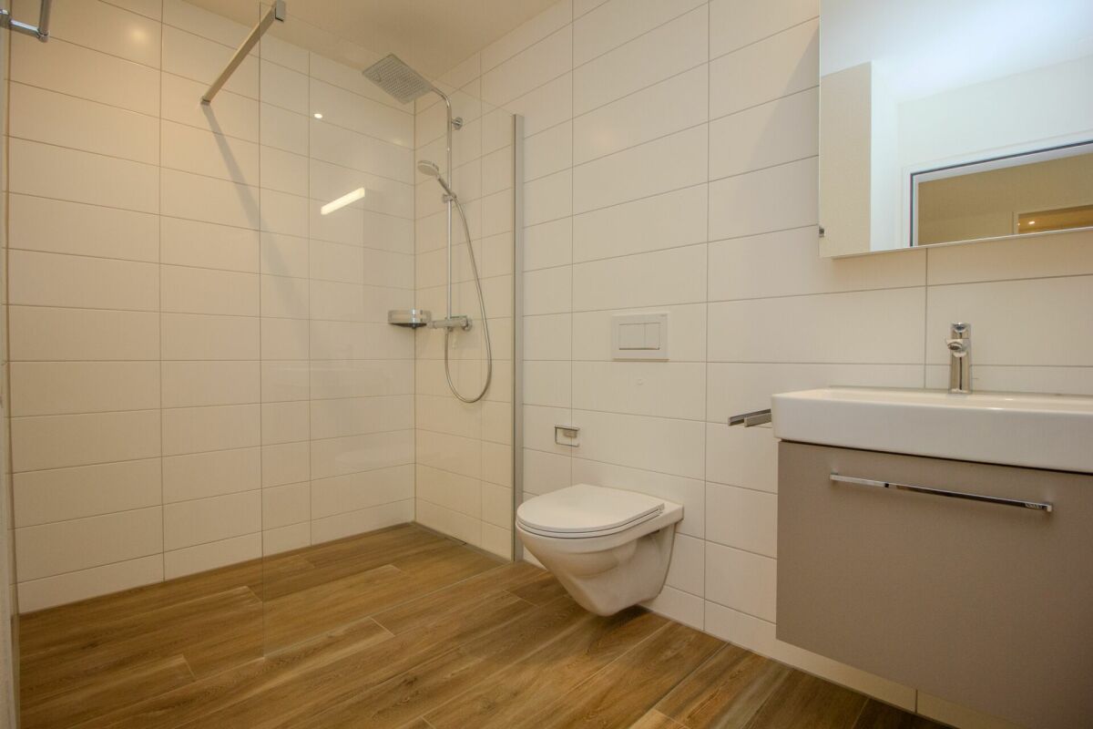 Modernes Badezimmer mit Walk-in-Dusche und Wand-WC
