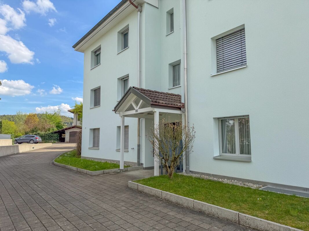 Außenansicht eines modernen Mehrfamilienhauses