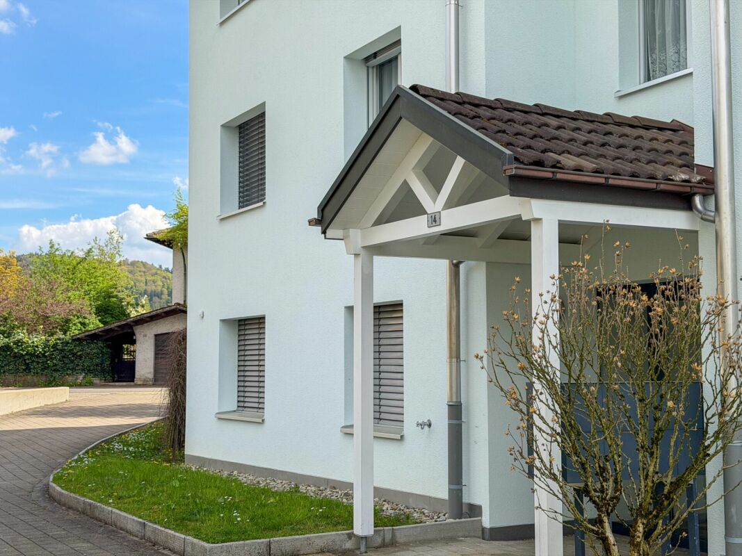 Außenansicht eines Wohnhauses mit Eingangsüberdachung