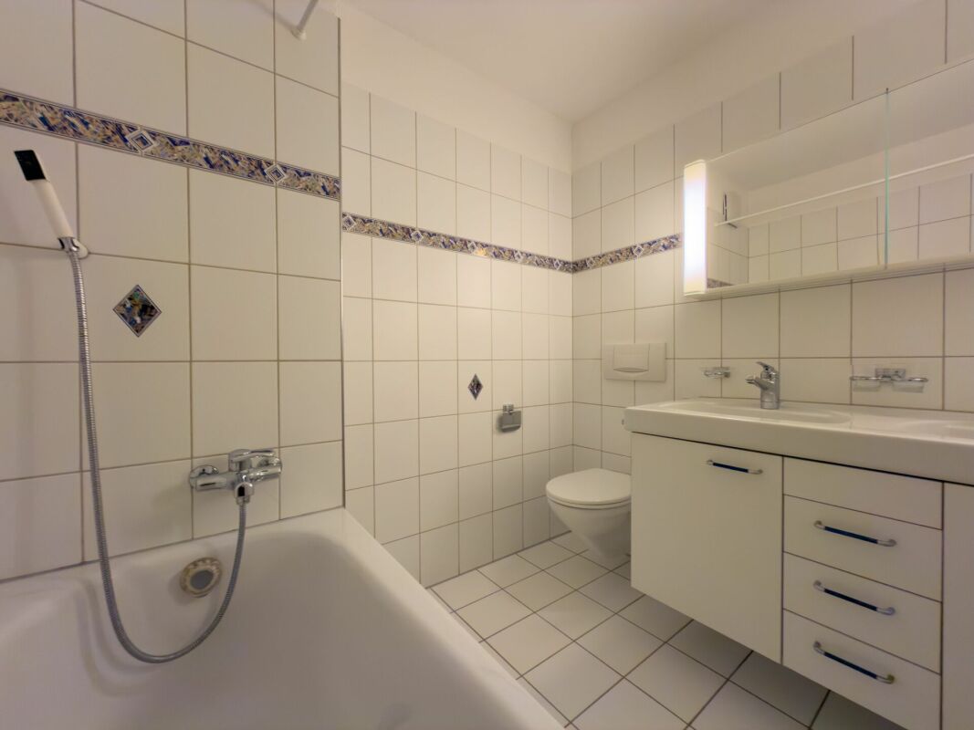 Badezimmer mit Wanne, WC und Waschtisch