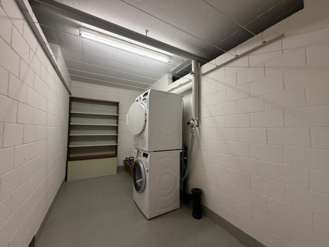 Hauswirtschafts- bzw. Technikraum mit Waschmaschine und Trockner