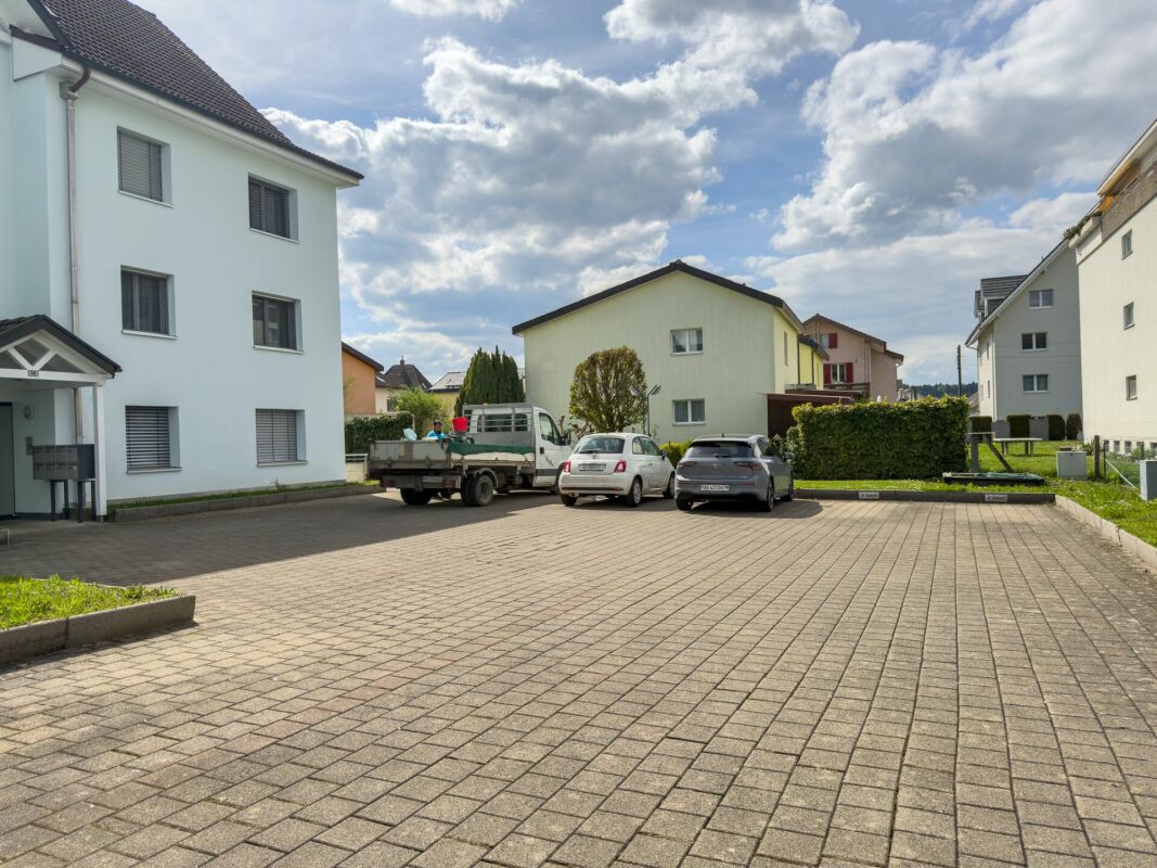 Wohnhaus mit gemeinsamer Zufahrt und Stellplätzen