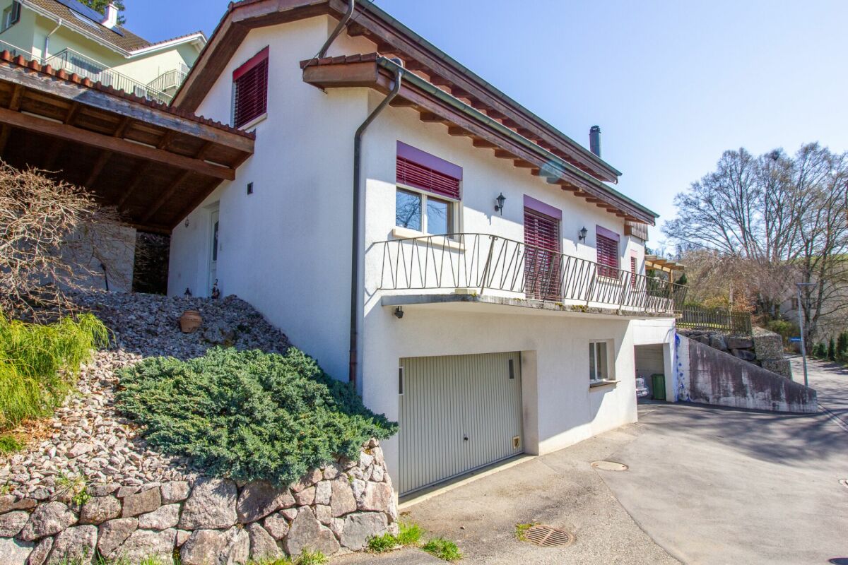 Außenansicht eines Wohnhauses mit Balkon und Garage
