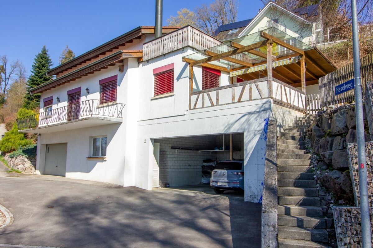 Außenansicht eines Wohnhauses mit Garage und Terrasse