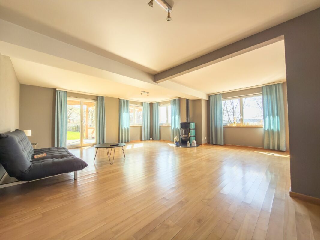 Großer heller Wohnraum mit Holzfußboden