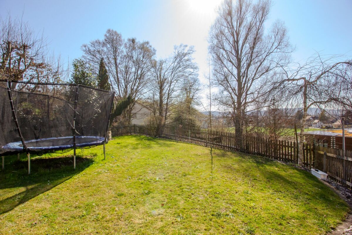 Großer Garten mit Trampolin