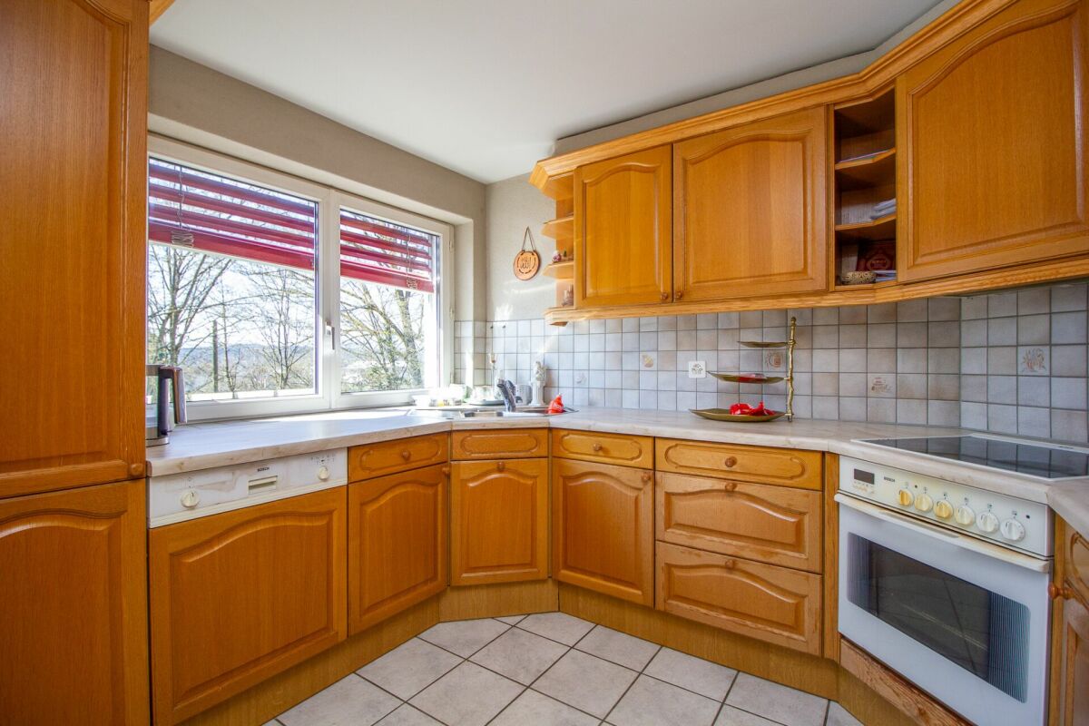 Gemütliche Einbauküche mit Holzfronten