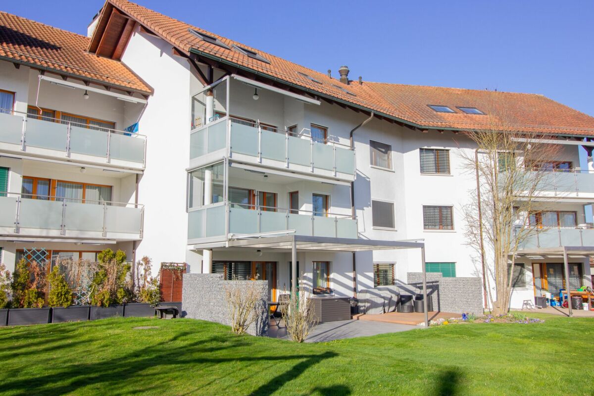 Mehrfamilienhaus mit Balkonen und Garten