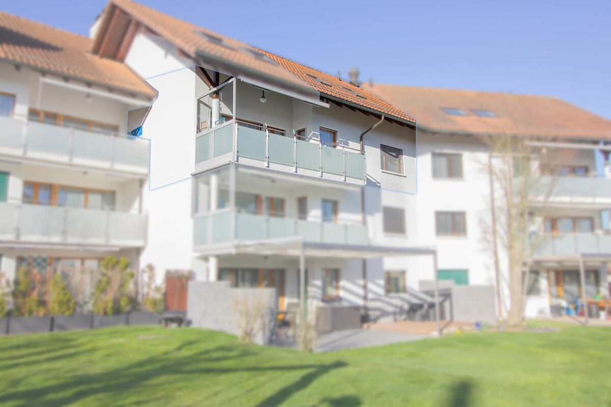 Wohnanlage mit Balkonen und Satteldächern