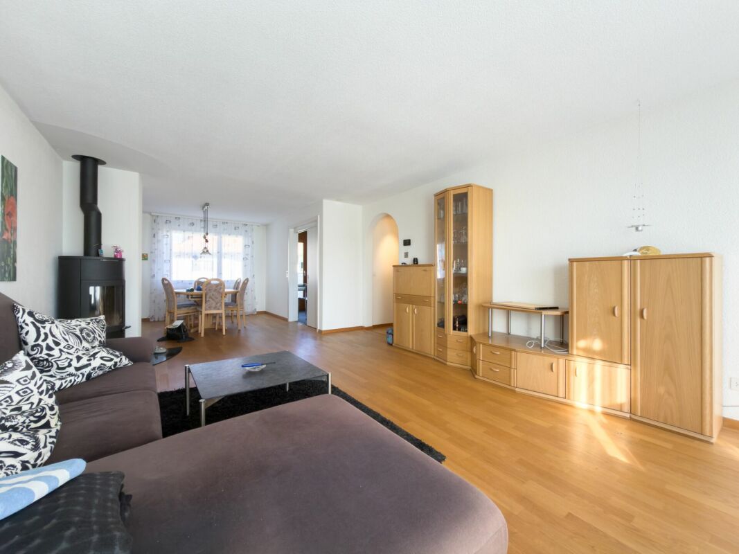 Wohnzimmer mit Essbereich und Kamin