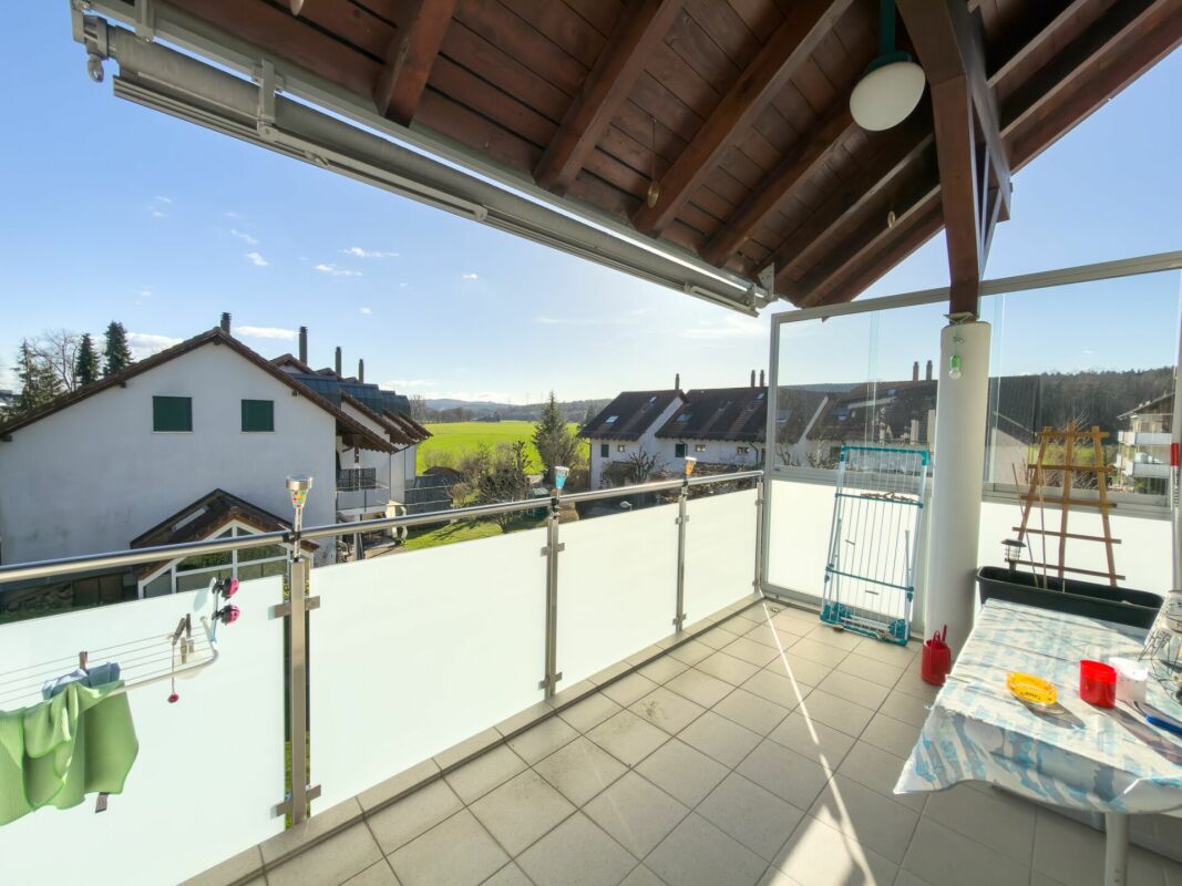 Überdachter Balkon mit Weitblick