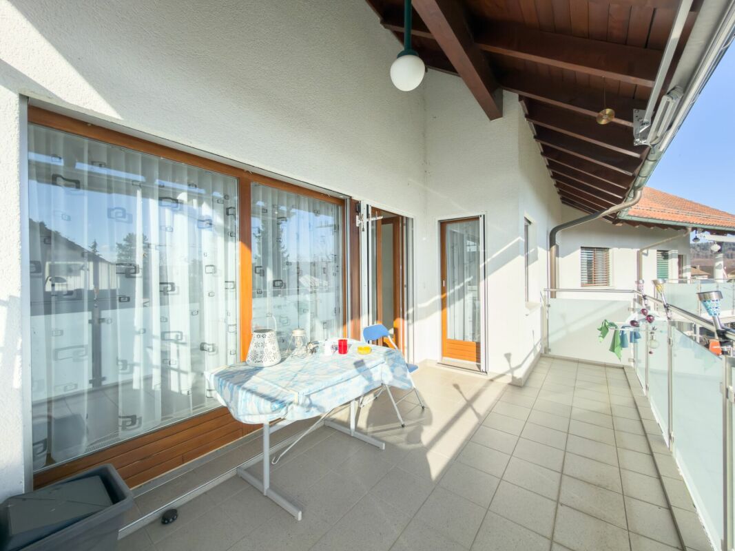 Überdachter Balkon mit Sitzgelegenheit