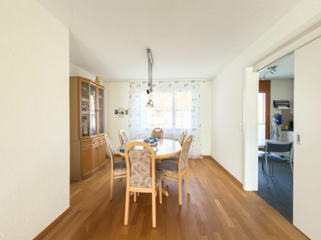 Esszimmer mit Blick in angrenzenden Raum