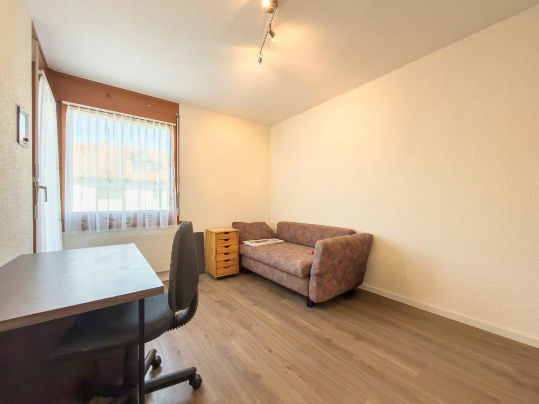 Kleines möbliertes Arbeits- oder Gästezimmer