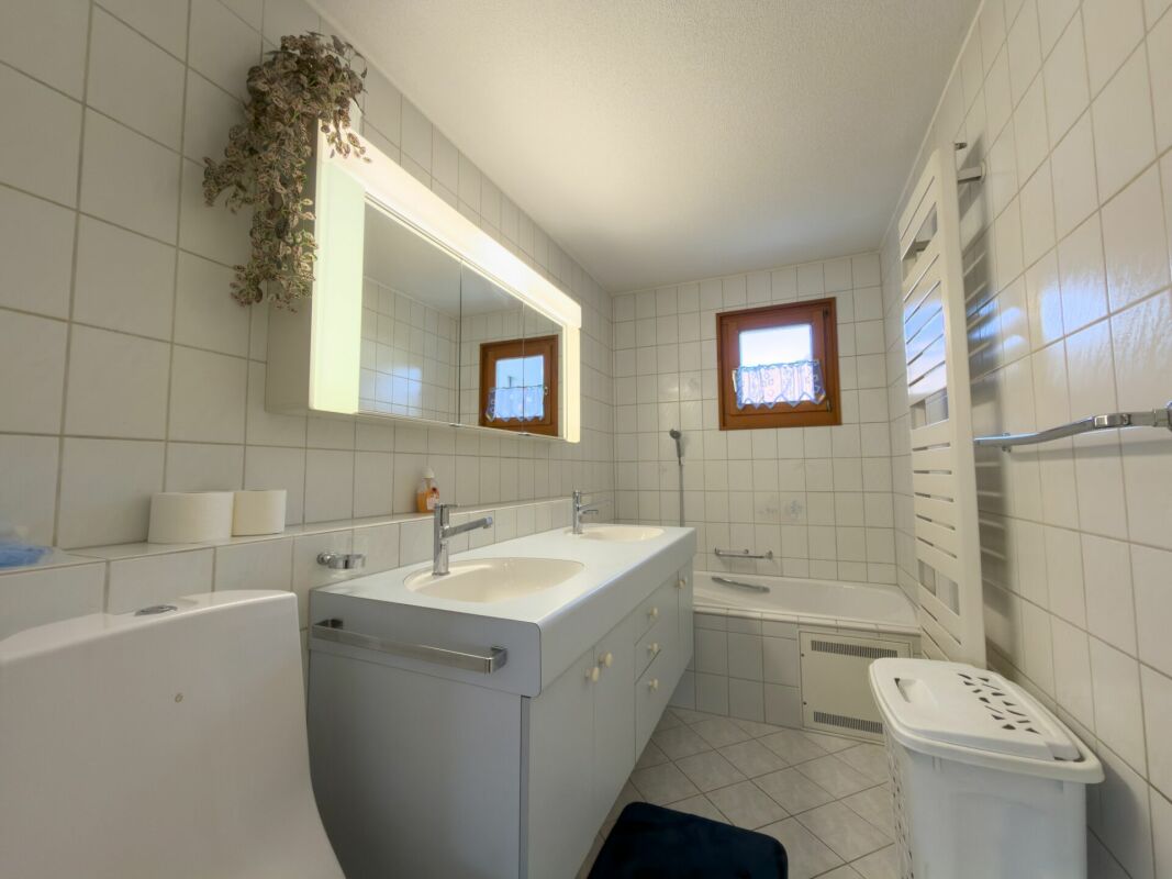 Modernes Badezimmer mit Doppelwaschtisch und Badewanne