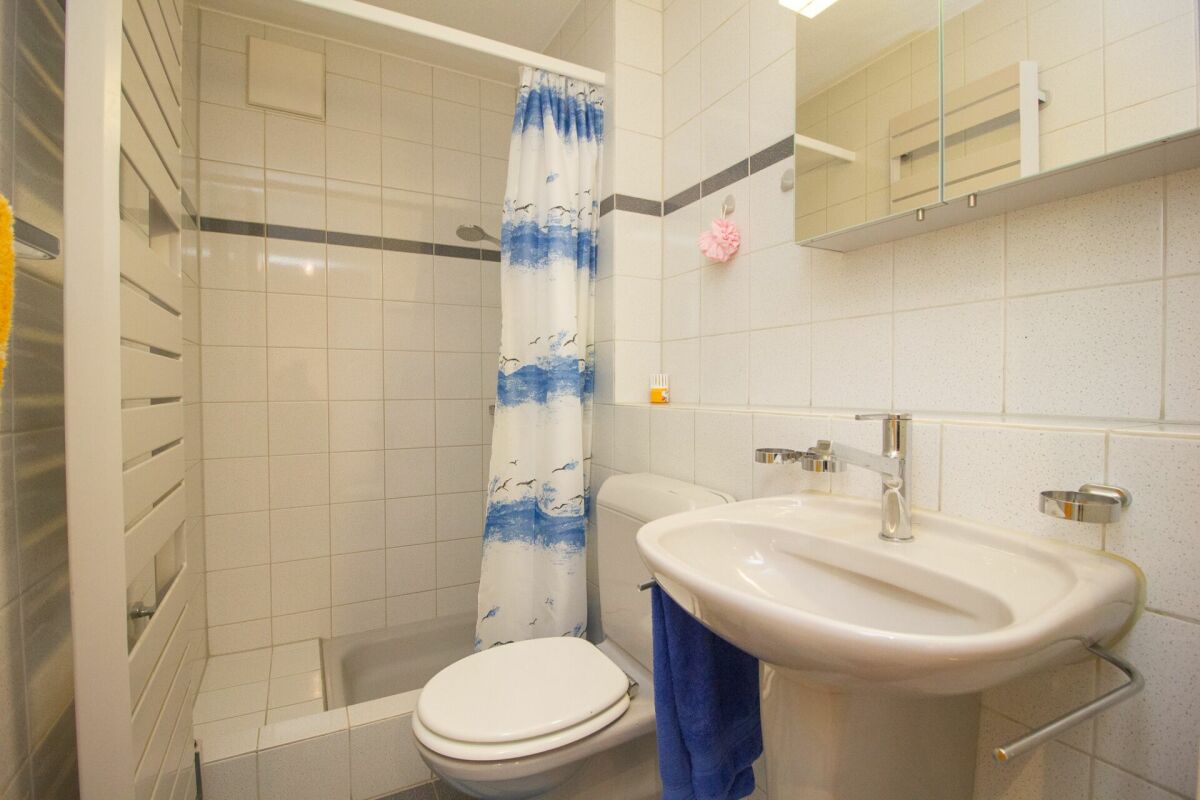 Kleines Badezimmer mit Dusche und WC