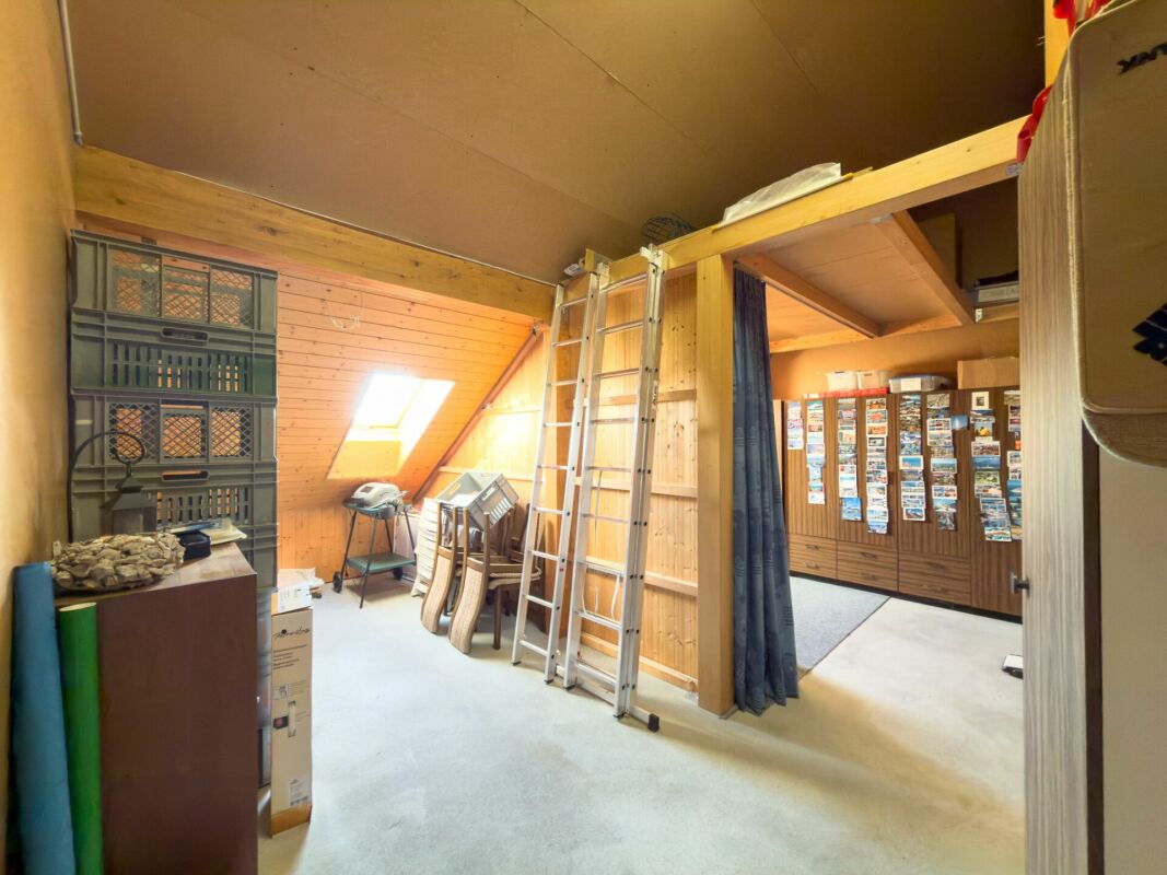 Dachgeschossraum mit Leiter und Holzverkleidung